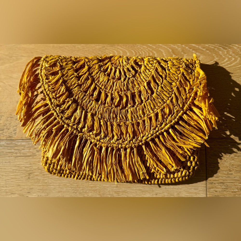 MAR Y SOL – Mia Handwoven Straw & Raffia Pouch ✨
New With Tags